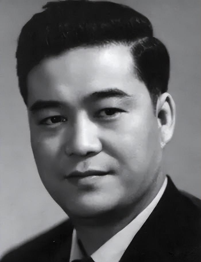 覃劼
